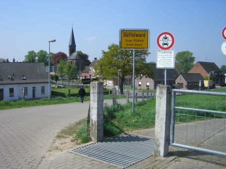 Kleve : Ortsteil Düffelward, der Ort liegt direkt hinter dem Deich zum Altrhein